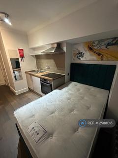Studio to rent, Leinster Square, London, W2