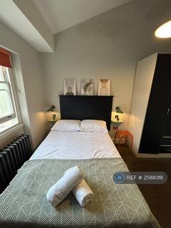 Studio to rent, Leinster Square, London, W2