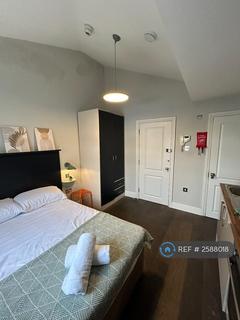 Studio to rent, Leinster Square, London, W2