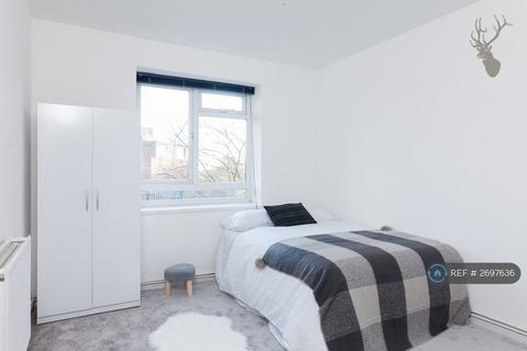 1 bedroom in a flat share to rent, Brenley House, London, SE1