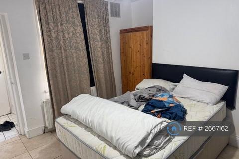 Studio to rent, Bulstrode Road, Hounslow, TW3