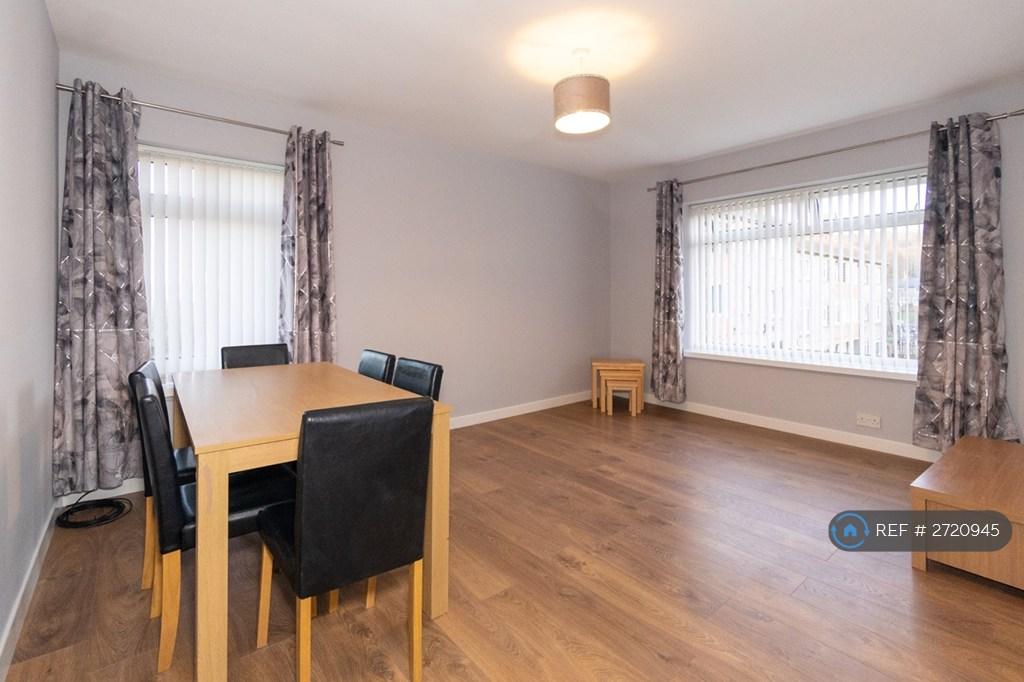 Large And Bright Lounge With Dining Area