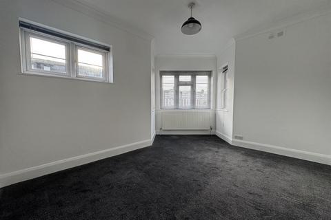 2 bedroom flat to rent, Fairleigh Court, Leigh on Sea