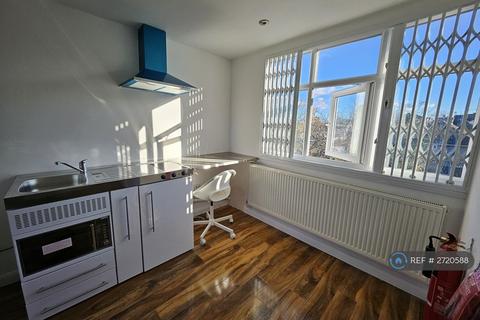1 bedroom in a house share to rent, Manor Road, London, HA1