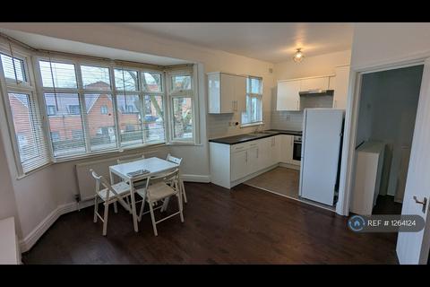 2 bedroom flat to rent, High Road, London, N2