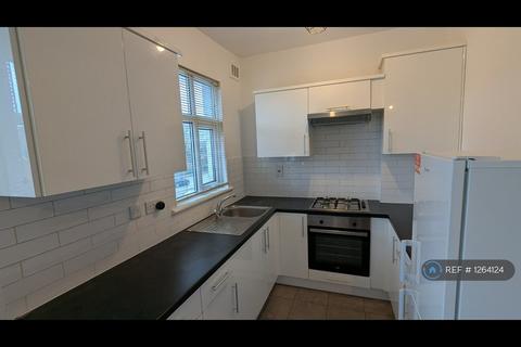 2 bedroom flat to rent, High Road, London, N2