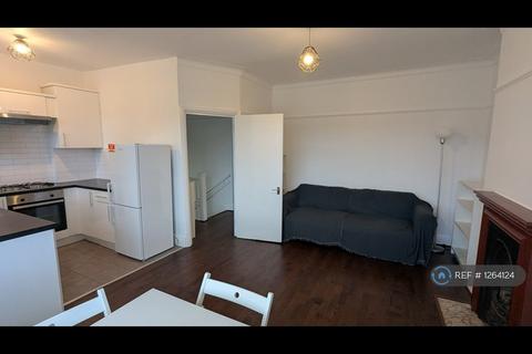 2 bedroom flat to rent, High Road, London, N2