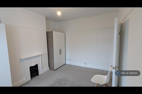 2 bedroom flat to rent, High Road, London, N2