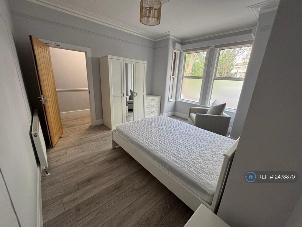 Bedroom 1 (Large)