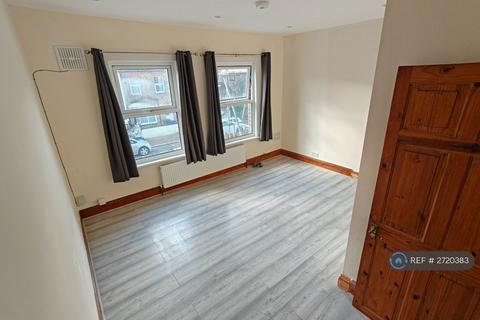 2 bedroom flat to rent, Inverness Road, Southall, UB2