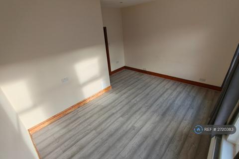 2 bedroom flat to rent, Inverness Road, Southall, UB2