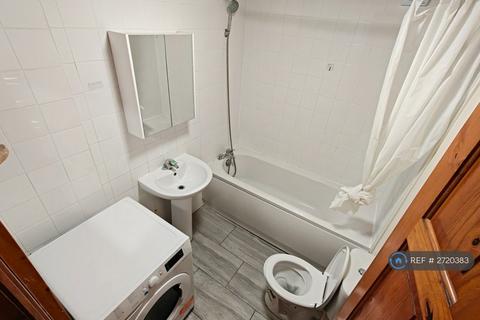 2 bedroom flat to rent, Inverness Road, Southall, UB2