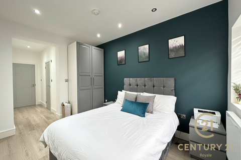 undefined, Villiers Avenue, SURBITON KT5