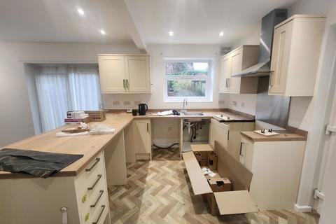 3 bedroom semi-detached house to rent, Hillbrow Crescent, Halesowen B62