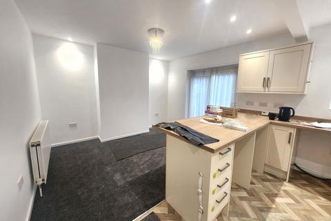 3 bedroom semi-detached house to rent, Hillbrow Crescent, Halesowen B62