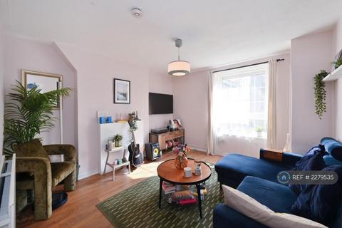 2 bedroom flat to rent, Montrose House, London, E14