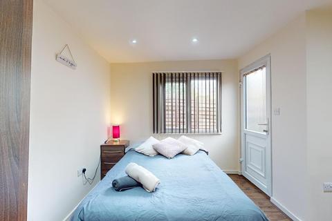 Studio to rent, Cranhurst Road