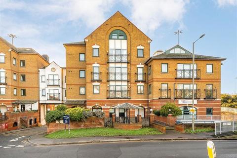 Studio to rent, Brent Cross Gardens, London NW4
