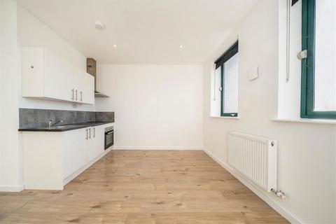 Studio to rent, Brent Cross Gardens, London NW4
