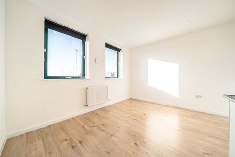 Studio to rent, Brent Cross Gardens, London NW4