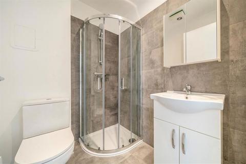 Studio to rent, Brent Cross Gardens, London NW4