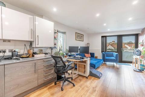 2 bedroom flat for sale, Snowdrop Mews, Pinner, HA5