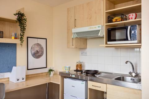 Studio to rent, Creek Road