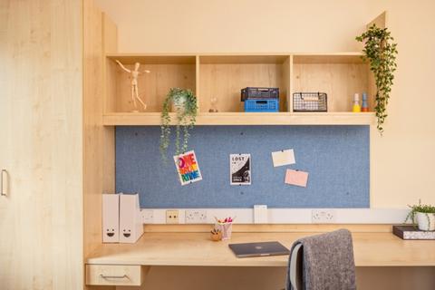 Studio to rent, Creek Road