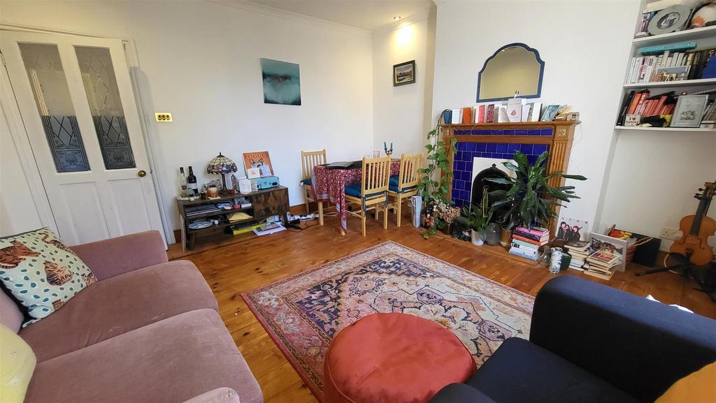 LIVING ROOM (pic 2)