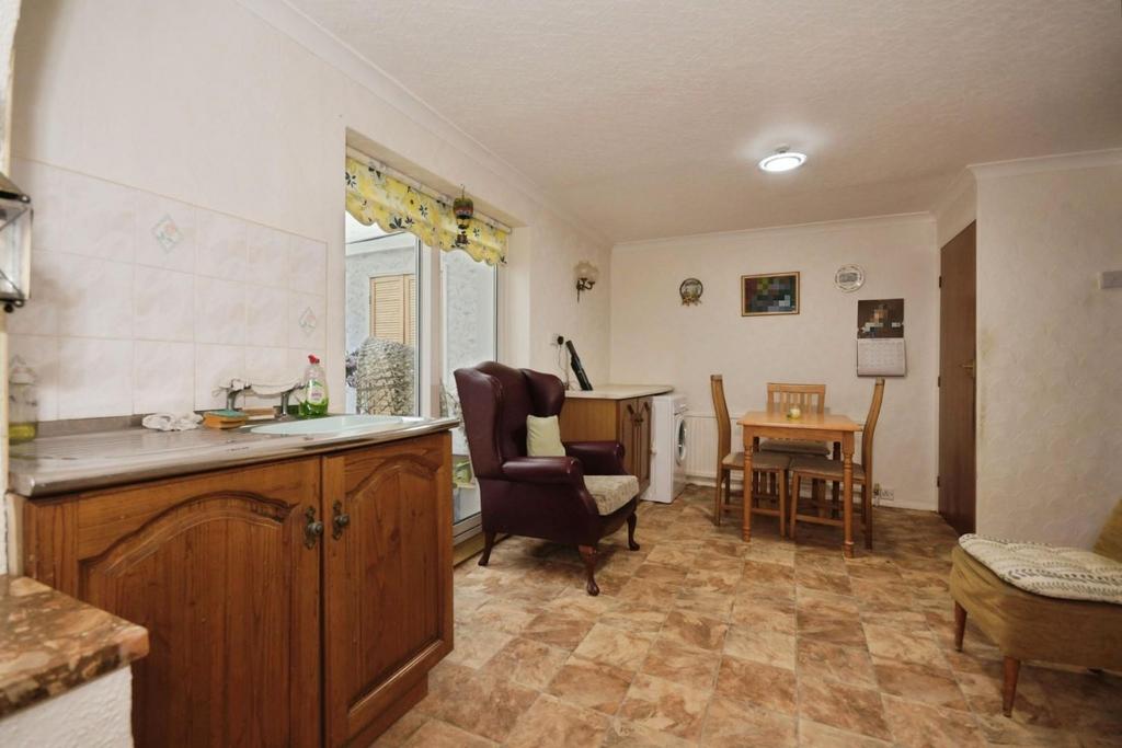 DINING ROOM.jpg