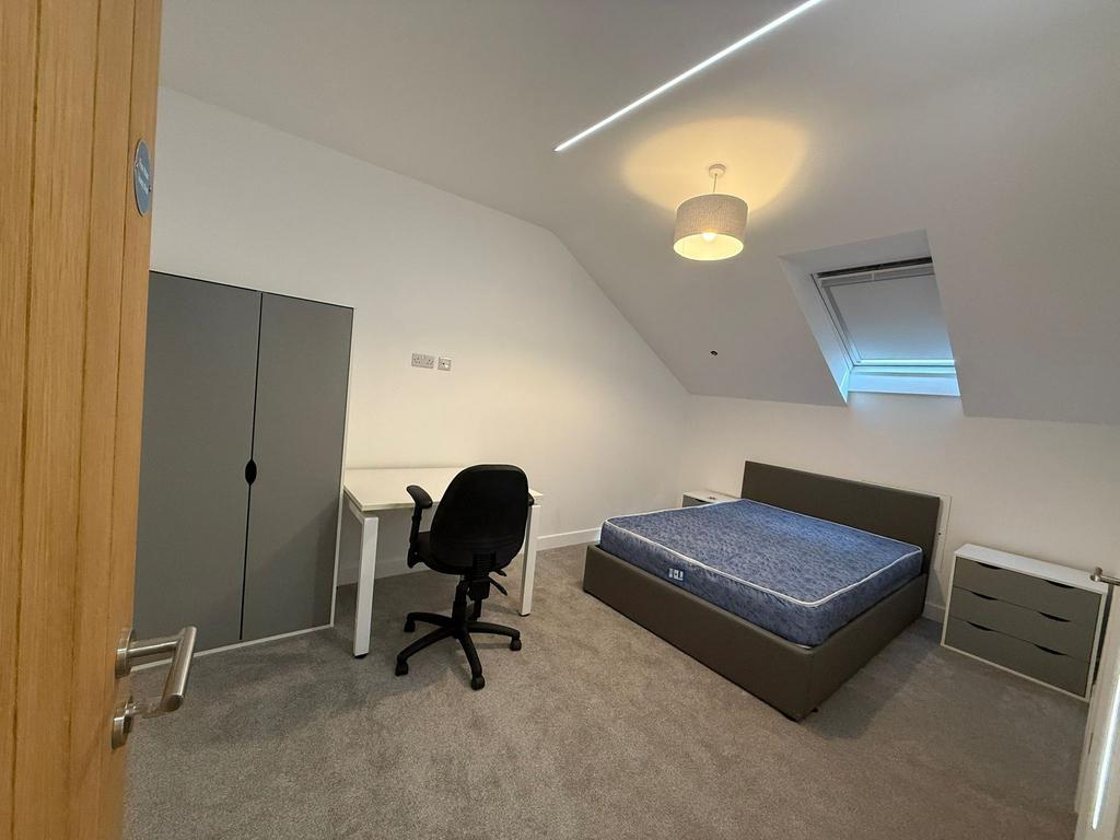 Bright, freshly decorated double bedroom with a...