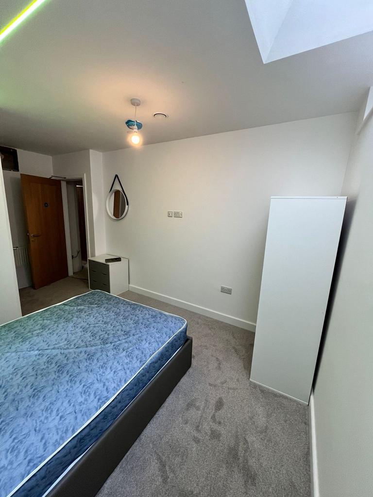 Simple, well-maintained double bedroom with new...
