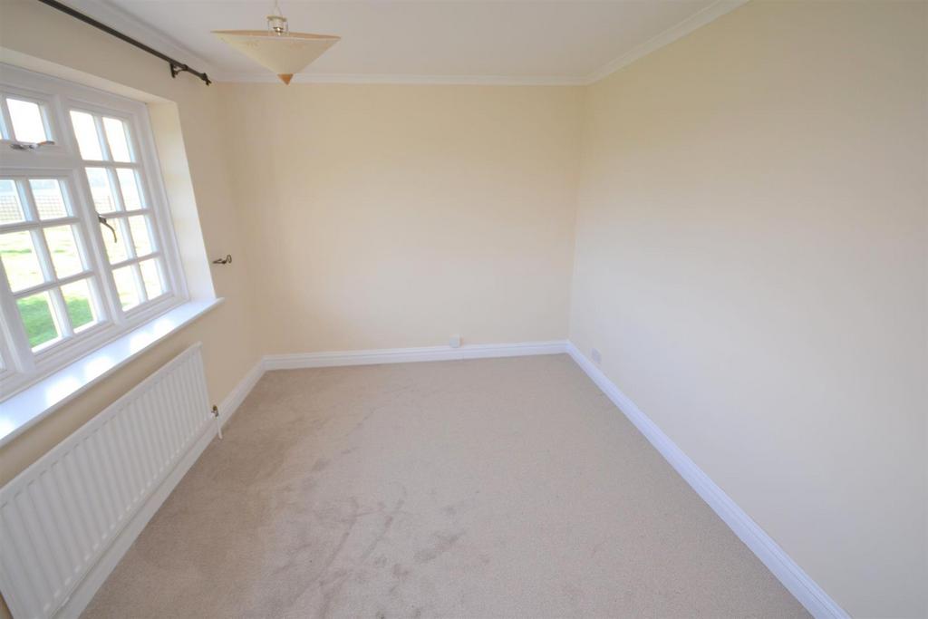 Bedroom-002.JPG