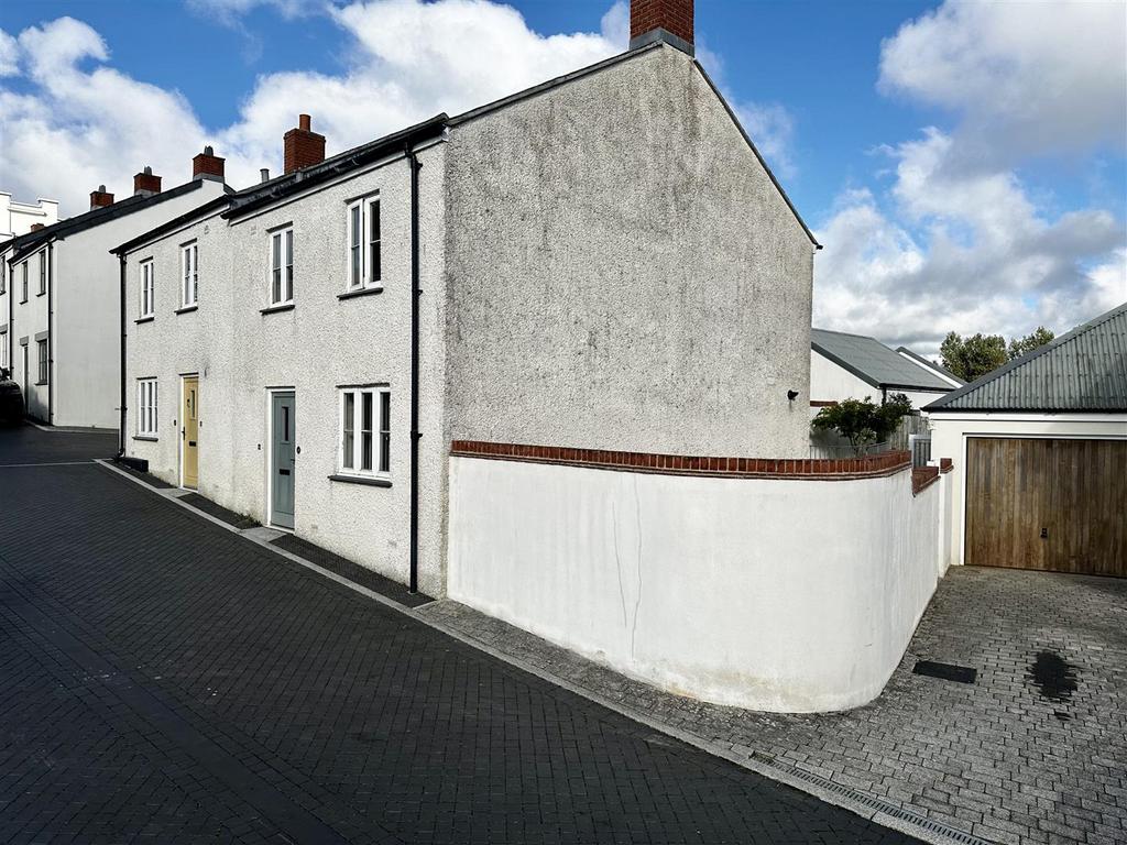 External side garage and parking