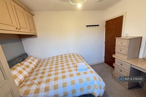 3 bedroom semi-detached house to rent, Chesterton Grove, Droylsden, M43