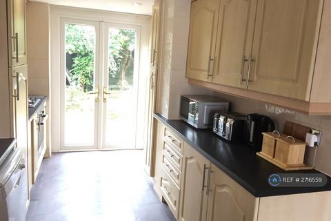 3 bedroom semi-detached house to rent, Chesterton Grove, Droylsden, M43