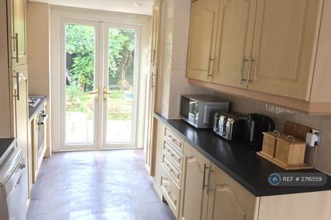3 bedroom semi-detached house to rent, Chesterton Grove, Droylsden, M43