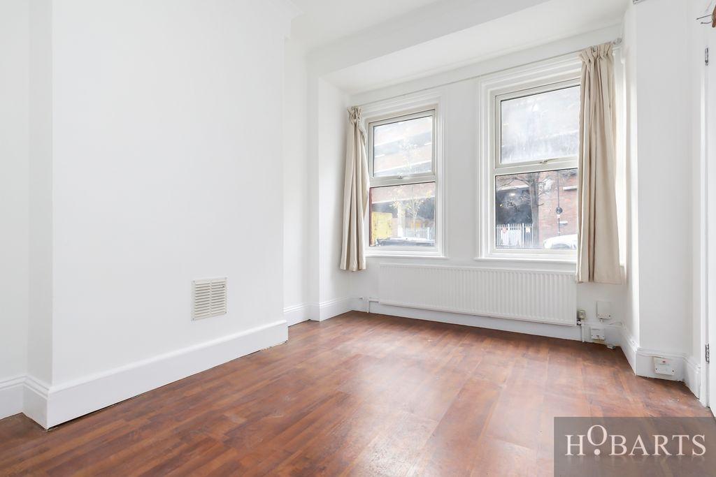 Long let. newly refurbished 3 bedroom, 4 th room (