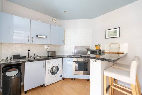 Studio to rent, Craven Road, Lancaster Gate, London, W2