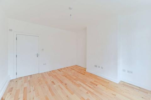 3 bedroom flat to rent, Davidson Gardens, SW8, Vauxhall, London, SW8