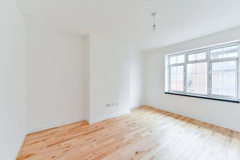3 bedroom flat to rent, Davidson Gardens, SW8, Vauxhall, London, SW8