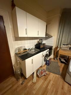 Studio to rent, Walm Lane, London NW2
