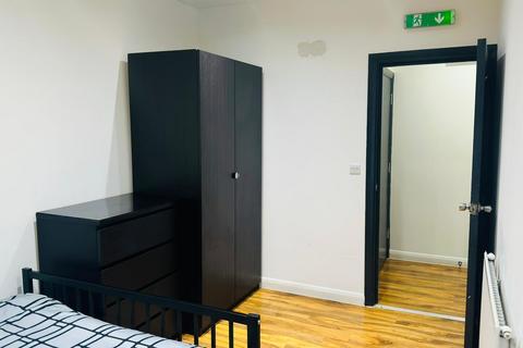 1 bedroom in a house share to rent, Oaklands Park Avenue, Ilford IG1