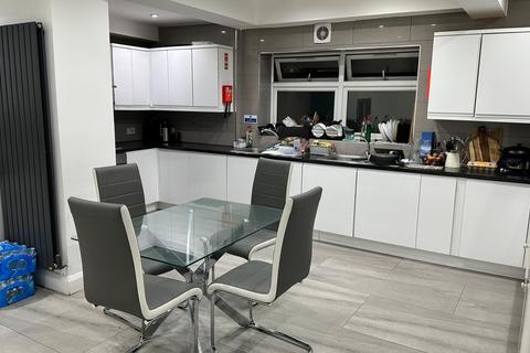 1 bedroom in a house share to rent, Oaklands Park Avenue, Ilford IG1