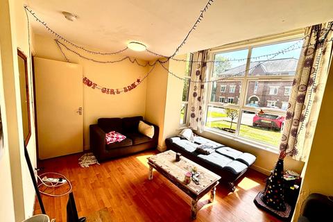 3 bedroom flat to rent, North Hill Road, Leeds LS6