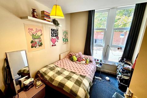 3 bedroom flat to rent, North Hill Road, Leeds LS6