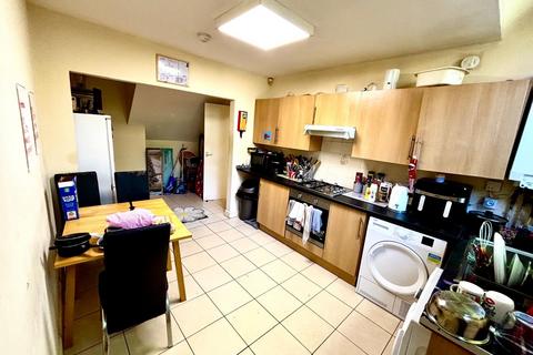 3 bedroom flat to rent, North Hill Road, Leeds LS6