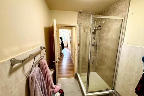 3 bedroom flat to rent, North Hill Road, Leeds LS6