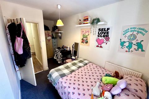 3 bedroom flat to rent, North Hill Road, Leeds LS6