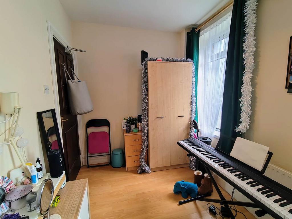 Bedroom 1 (2)